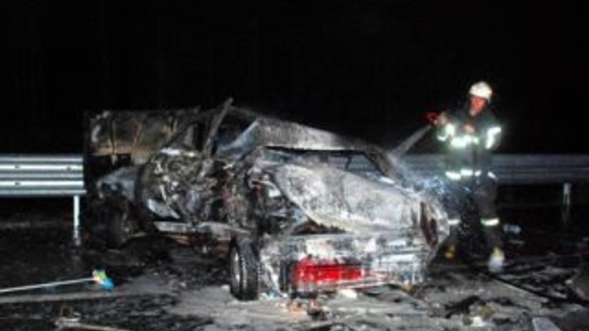 Kastamonu'da kaza yapan araç alev aldı: 2 yaralı