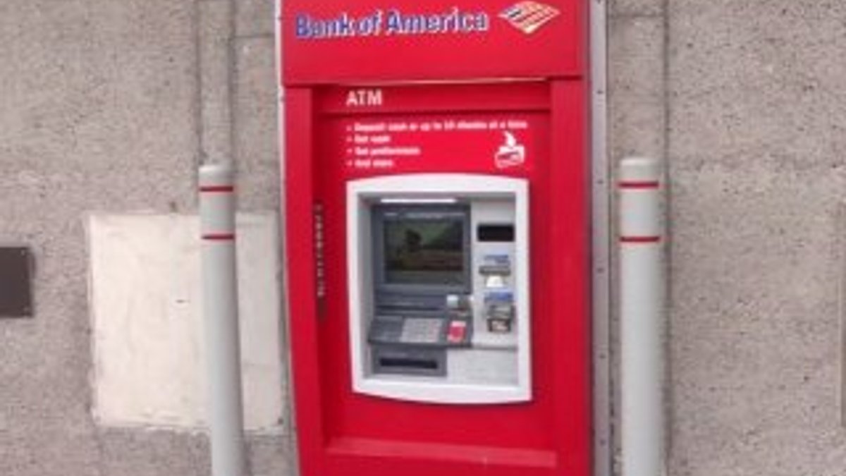 ATM'ye para koyan görevli içinde mahsur kaldı