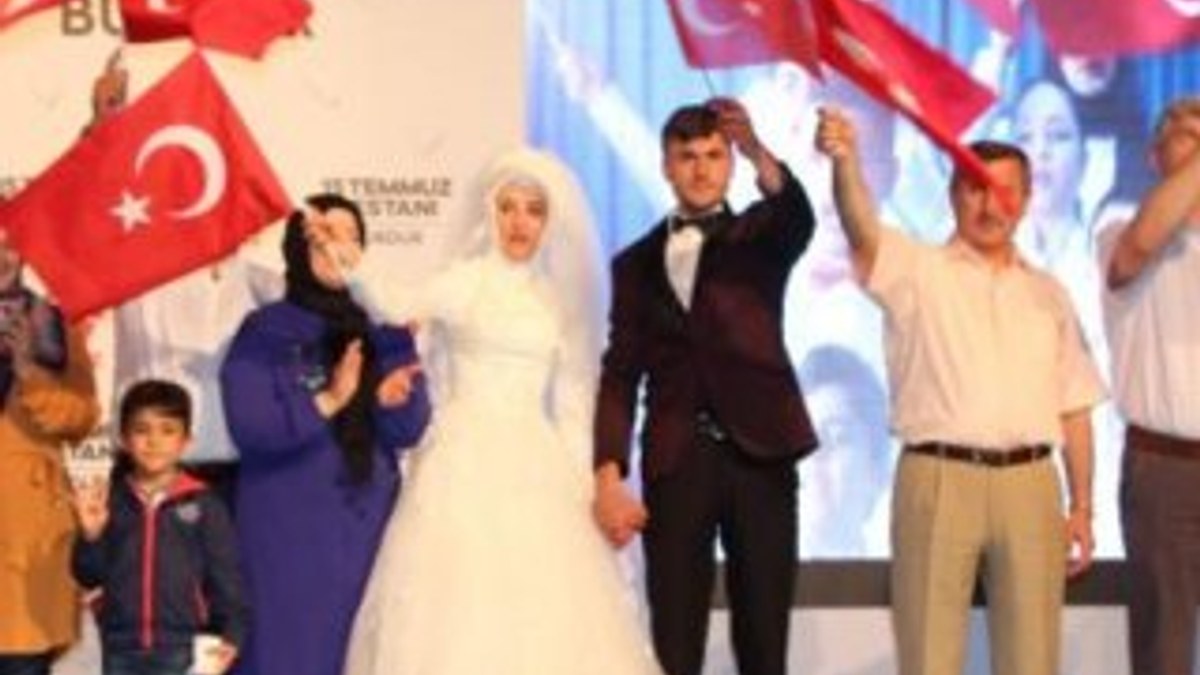 Burdur'da yeni evlenen çift demokrasi nöbetinde