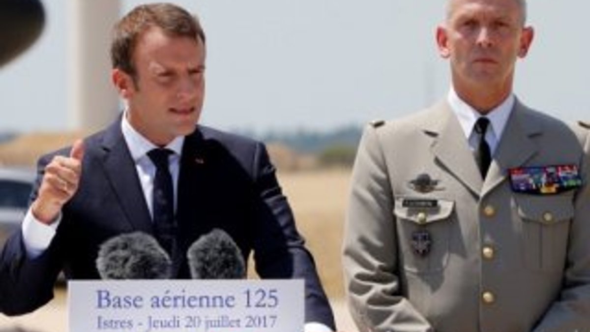 Macron askeri üssü ziyaret etti