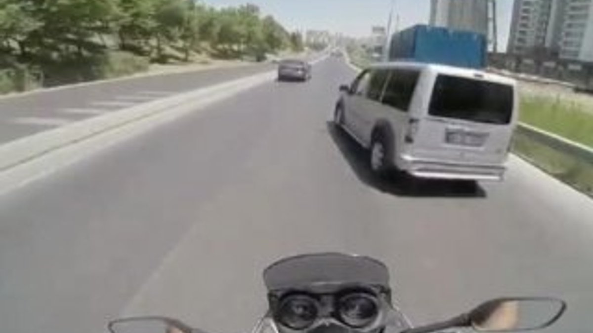 Motosiklet sürücüsü iki aracın arasında sıkıştı