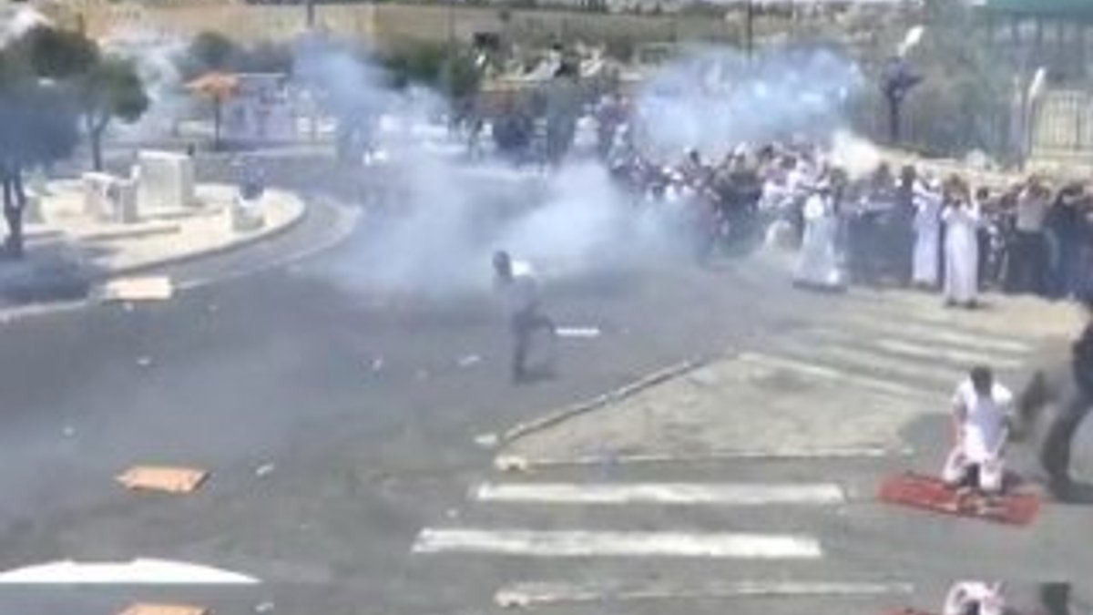 Namaz kılan Müslümana tekme atan İsrail polisi