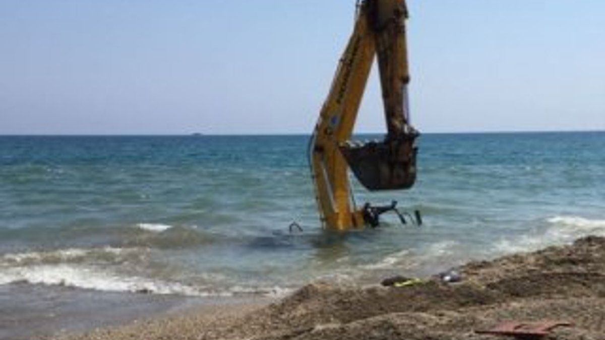 Mersin'de iş makinesi denize battı