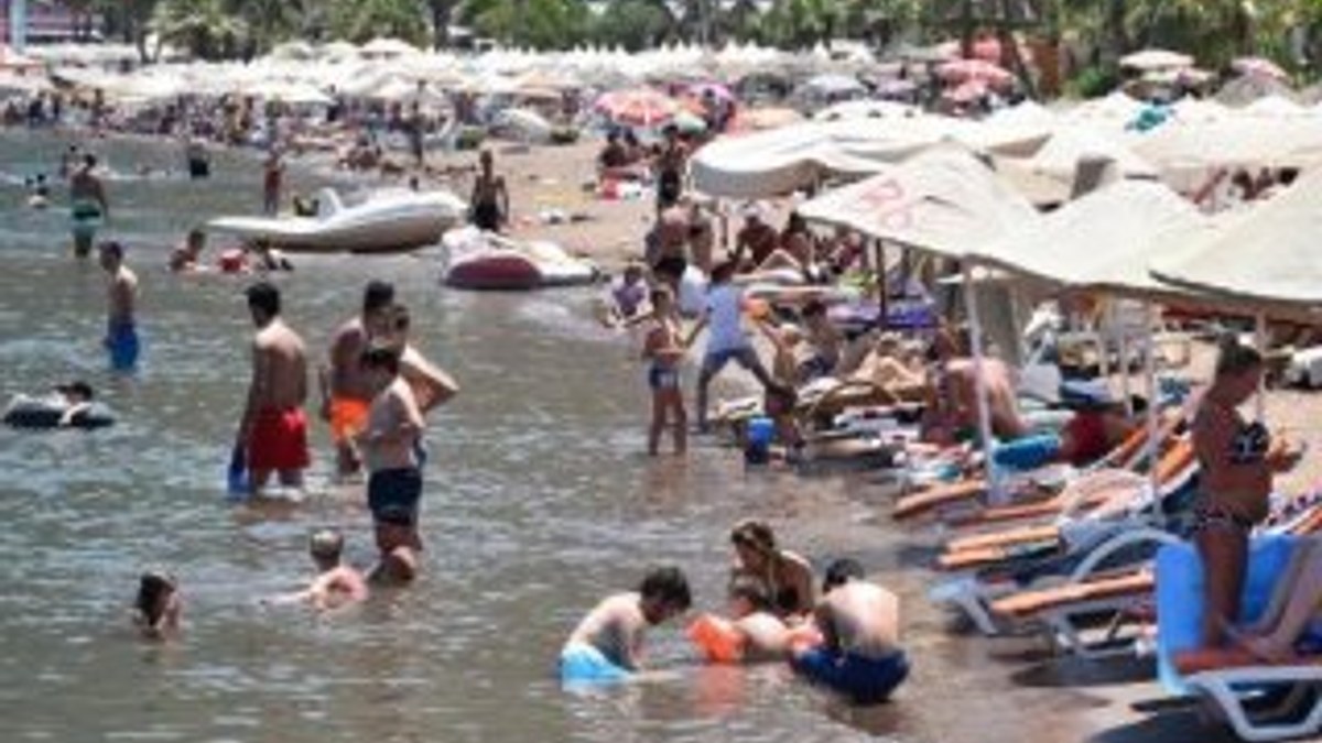 Marmaris'te sıcaktan bunalanlar plajları doldurdu