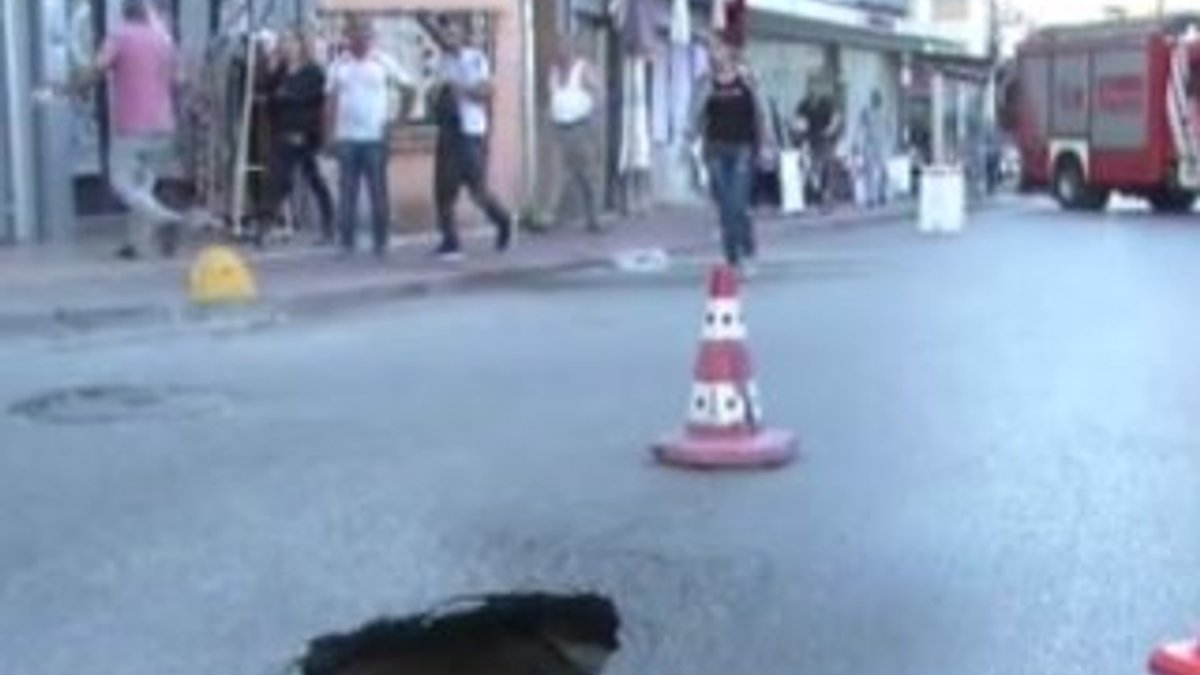 Fatih'te cadde ortasında yol çöktü