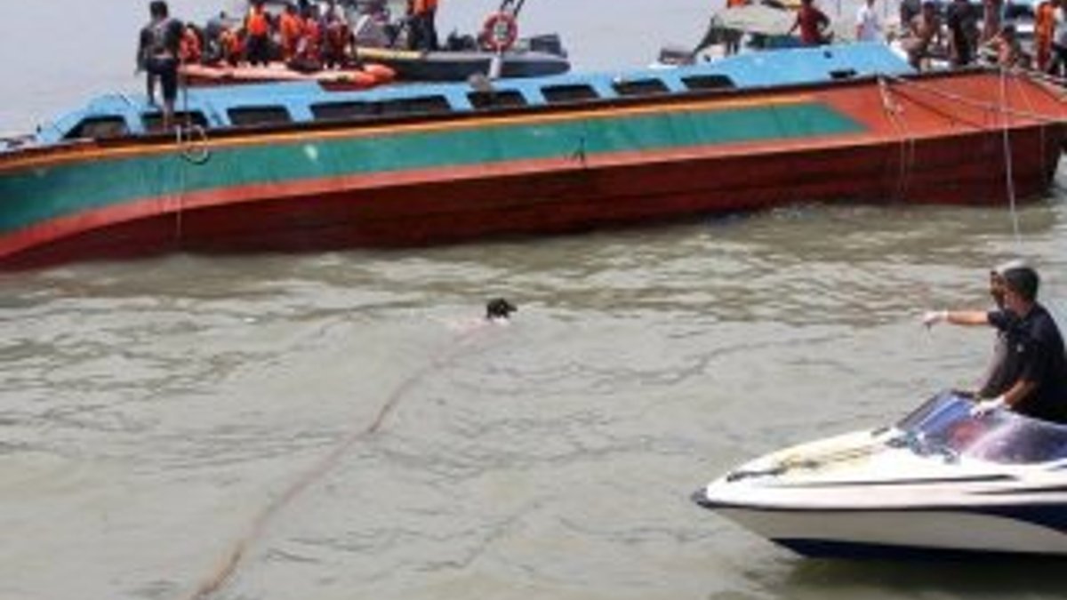 Endonezya'da tekne devrildi: 10 ölü