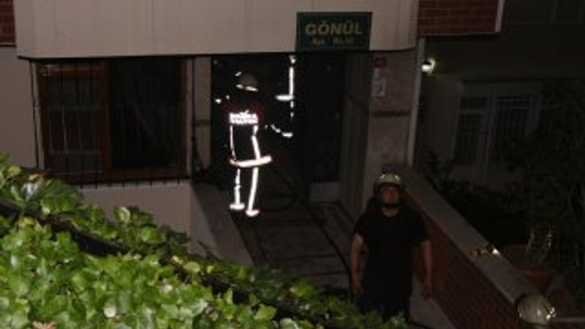 Beşiktaş'ta bir apartmanda yangın