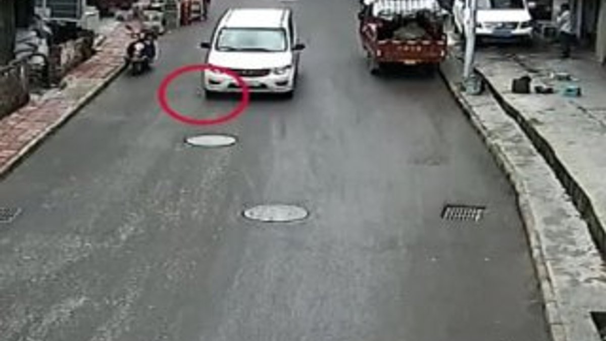 Arabanın fırlattığı şişe çocuğun kafasına çarptı