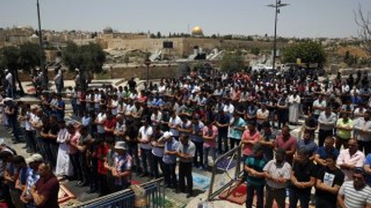 Filistinliler cuma namazını Kudüs’ün caddelerinde kıldı