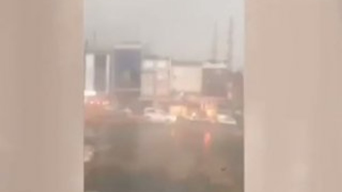 Şiddetli fırtına Ataşehir'de bir caminin minaresini yıktı