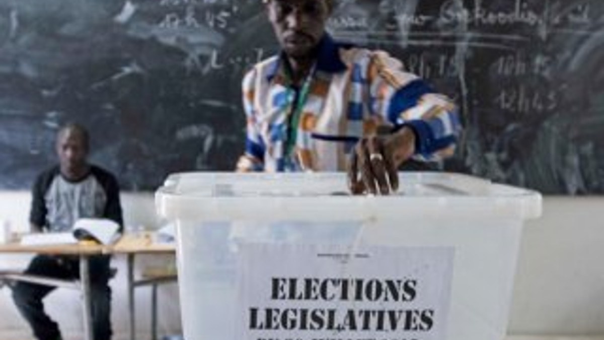 Oy kullanamayan Senagalliler oy pusulalarını yırttı