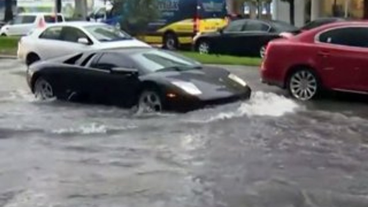 Miami'de tatilciler su taşkınlarıyla boğuşuyor