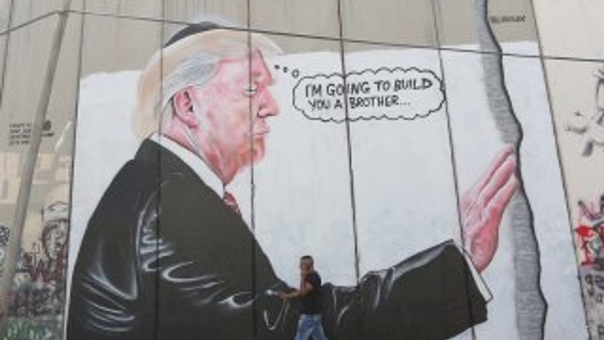 Ayrım Duvarı'nda Trump grafitisi