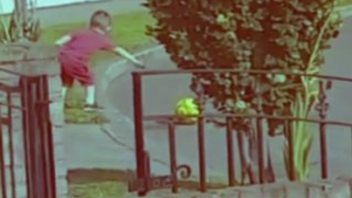 'Yolda top oynamak yasak' kuralına aşırı bağlı çocuk