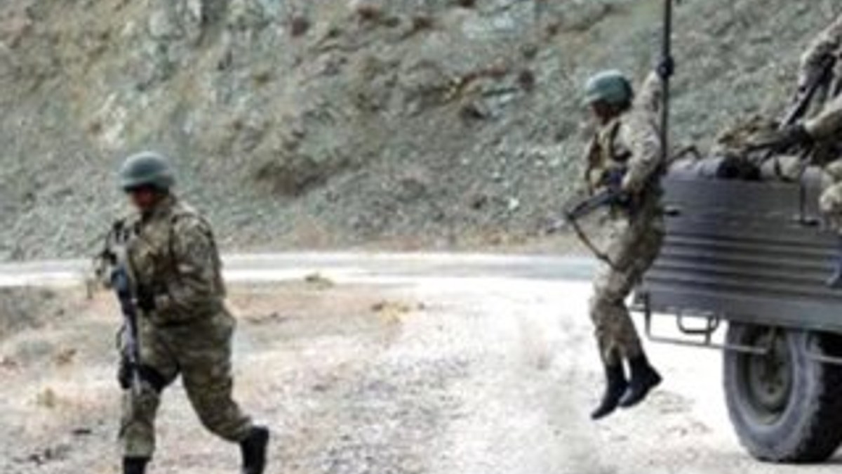 Diyarbakır'da PKK ile çatışma: 1'i ağır 3 korucu yaralı