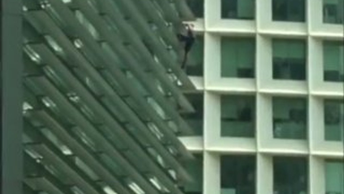 Güvenlik kiti olmadan binaya tırmandı