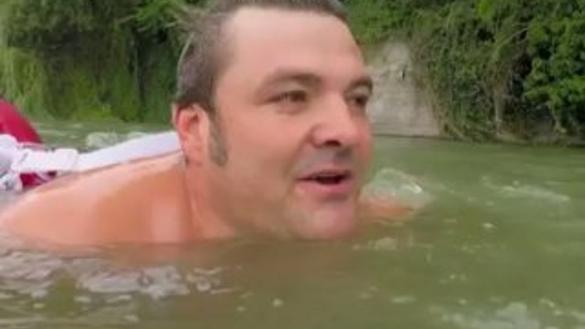 Almanya'da yaşayan adam işe gitmek için yüzüyor