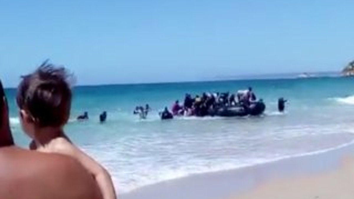Mülteciler plastik botla plaja çıkartma yaptı