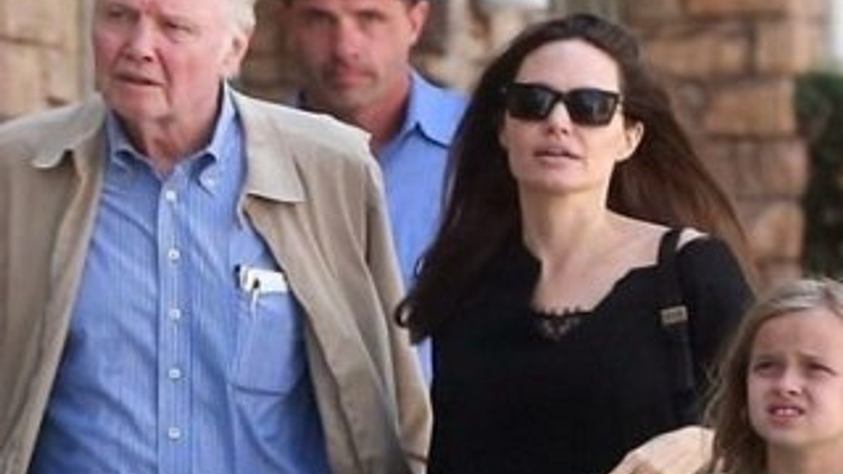 Angelina Jolie babasından akıl aldı