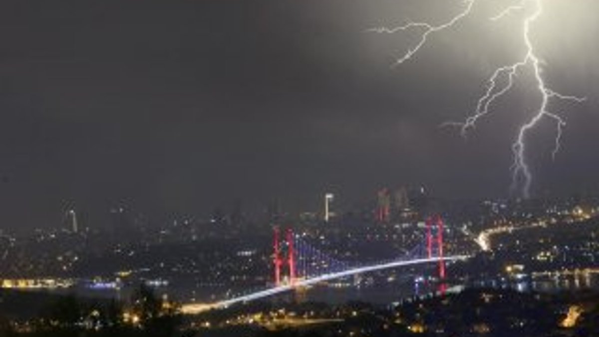 İstanbul gece yarısı şimşeklerle aydınlandı