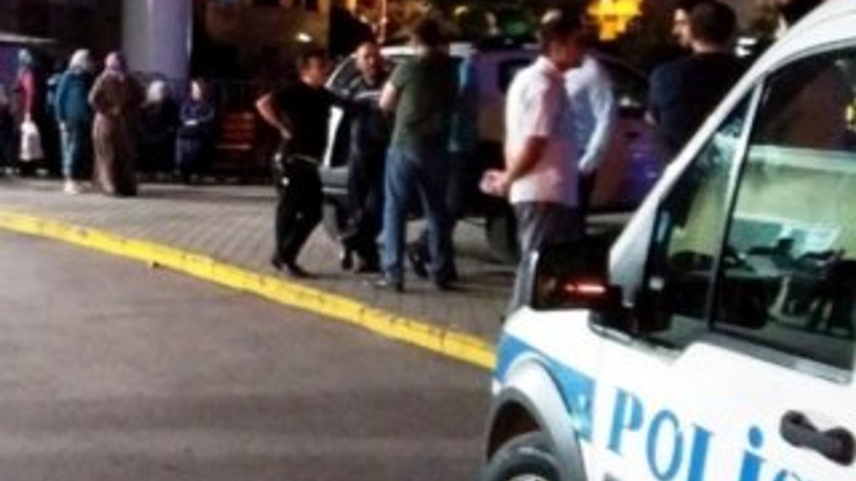 İzmir'de bıçaklanan şahsı hastane bahçesine attılar