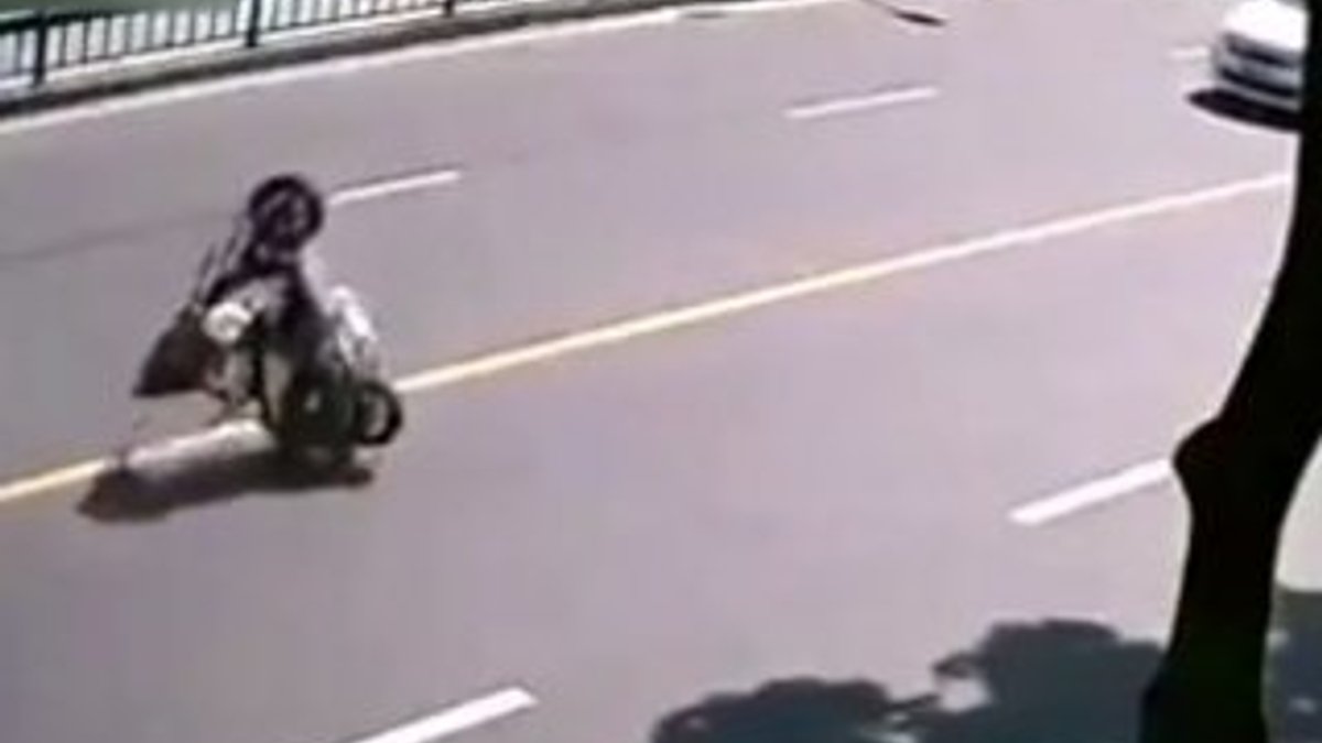 Sürücü kazanın ardından scooter'a hakim olamadı