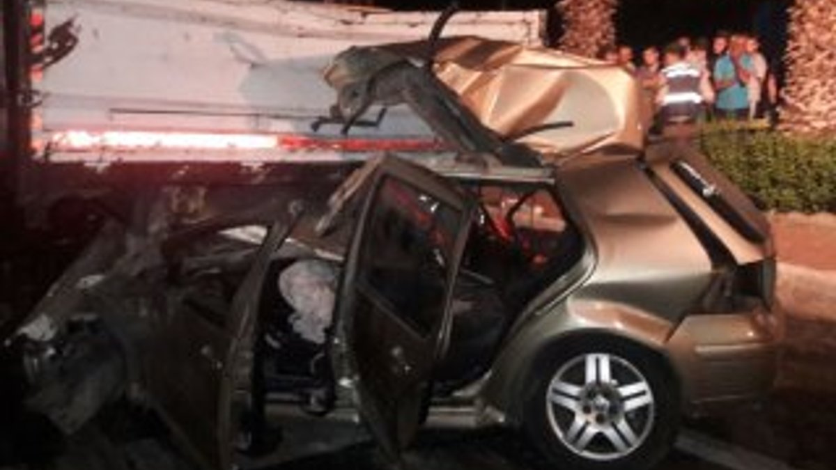 Aydın'da otomobil TIR'a çarptı: 4 ölü