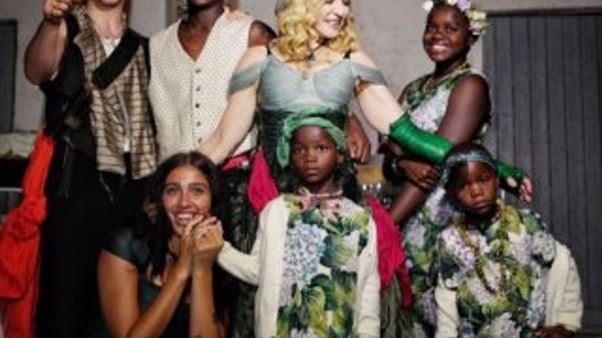 Madonna 6 çocuğuyla poz verdi