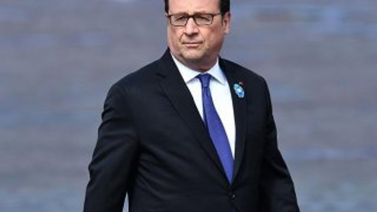 Hollande siyaseti bırakmıyor