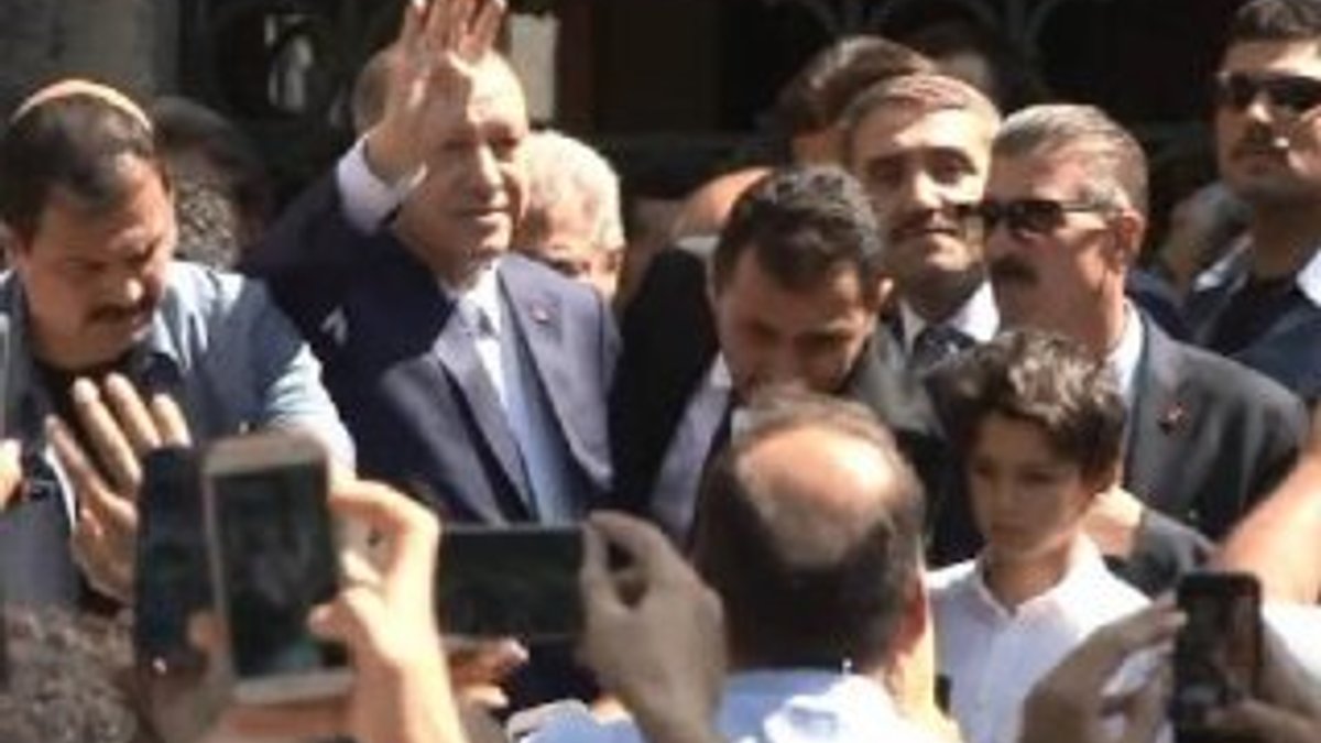Cumhurbaşkanı Erdoğan, Cuma namazını torunuyla kıldı