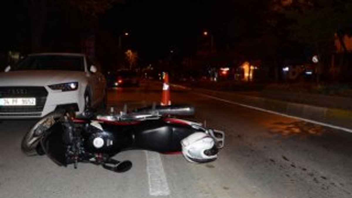Kadıköy'de motosiklet refüje çarptı: 2 yaralı