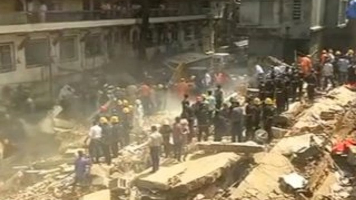 Mumbai'de bina çöktü