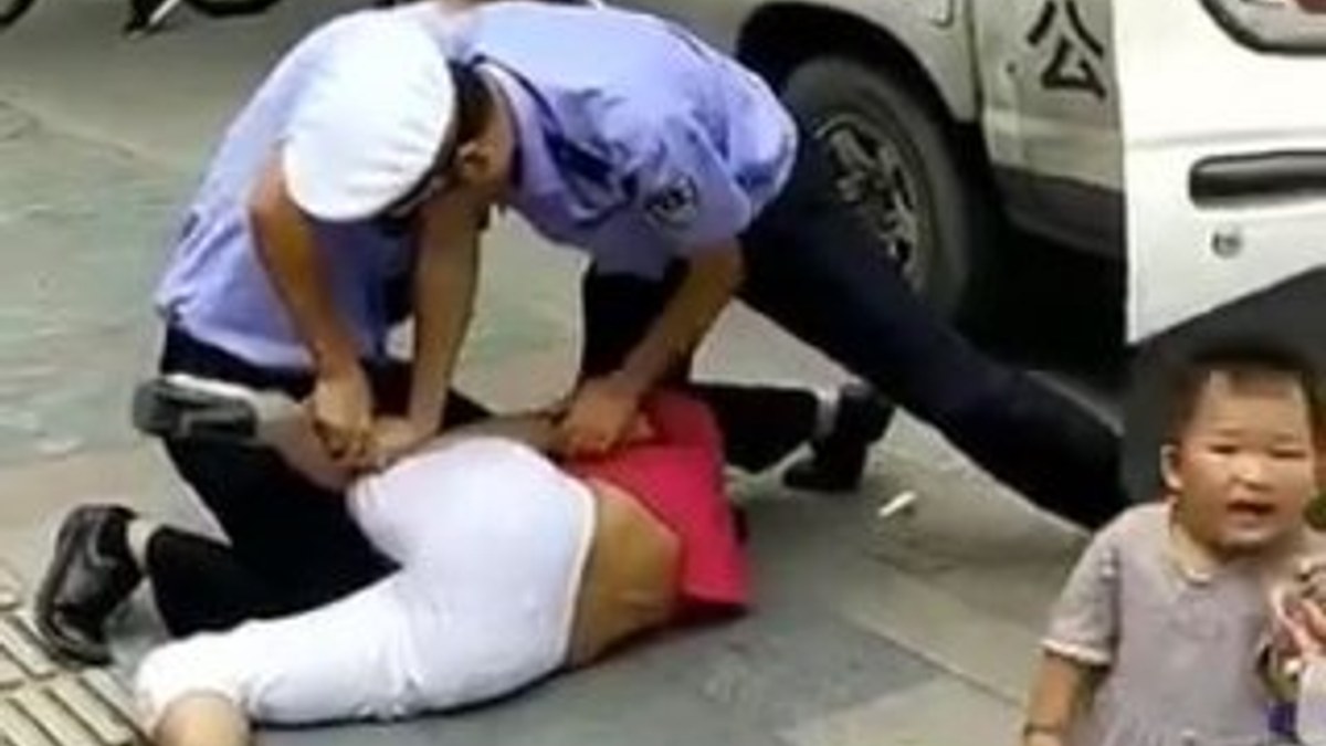 Çin'de çocuklu kadını döven polislere linç girişimi