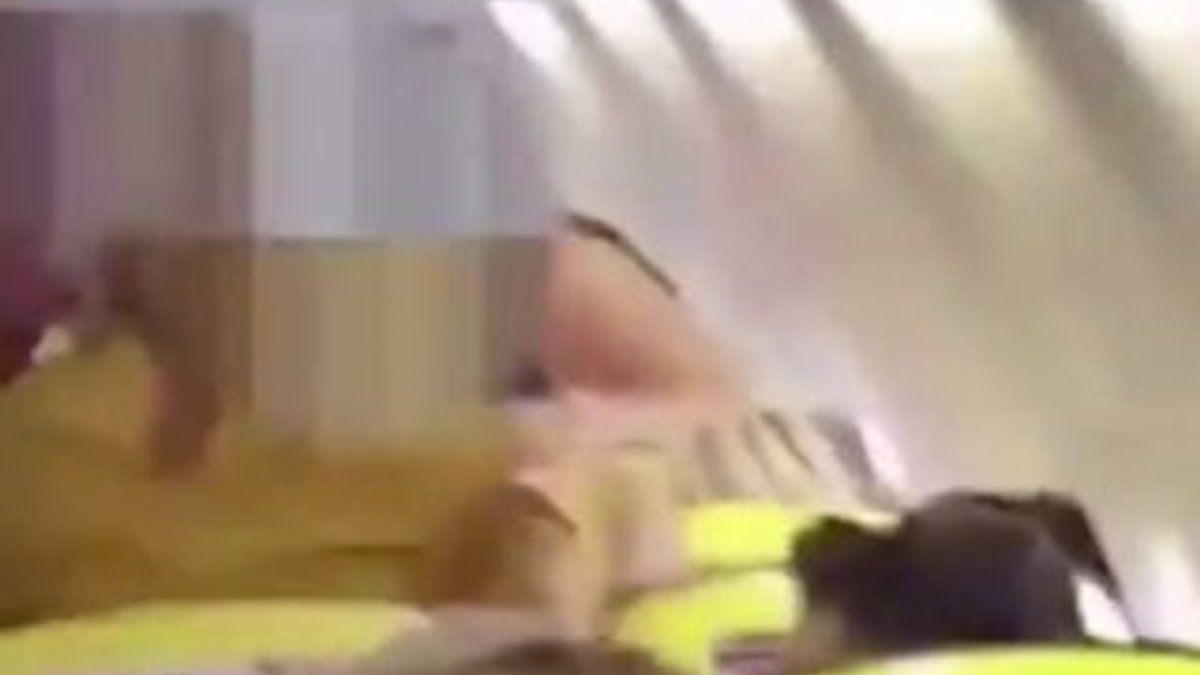 Sarhoş yolcu uçaktaki diğer yolculara saldırdı