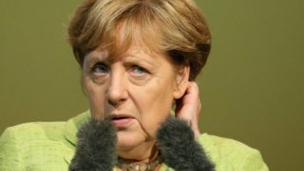 Merkel gittiği her yerde ıslıklanıyor