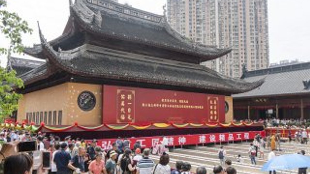Çin'de 2000 tonluk tapınak 30 metre taşındı