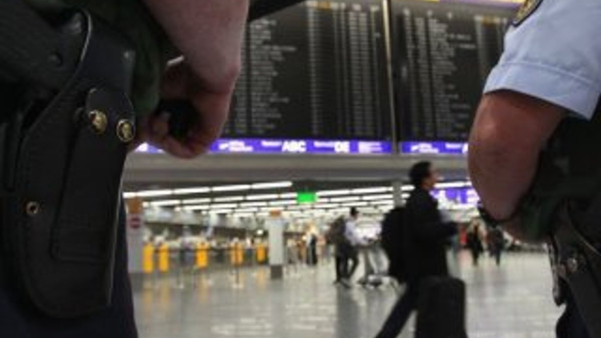 Frankfurt Havalimanı'nda  biber gazlı saldırı