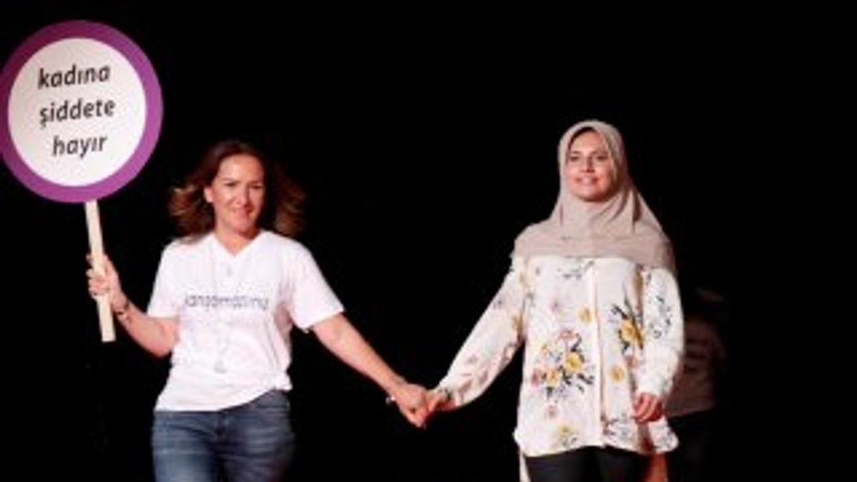 İzmir'de kadına şiddete karşı 'Karışamazsınız' etkinliği