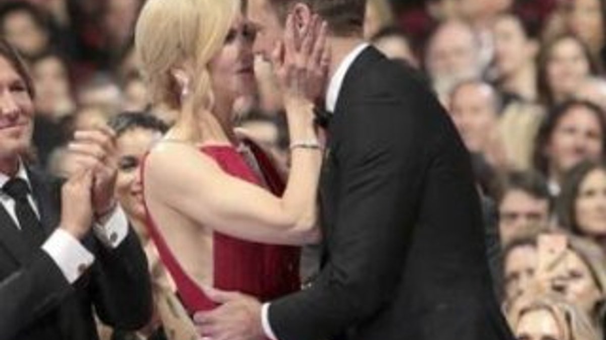 Nicole Kidman eşinin önünde rol arkadaşıyla öpüştü