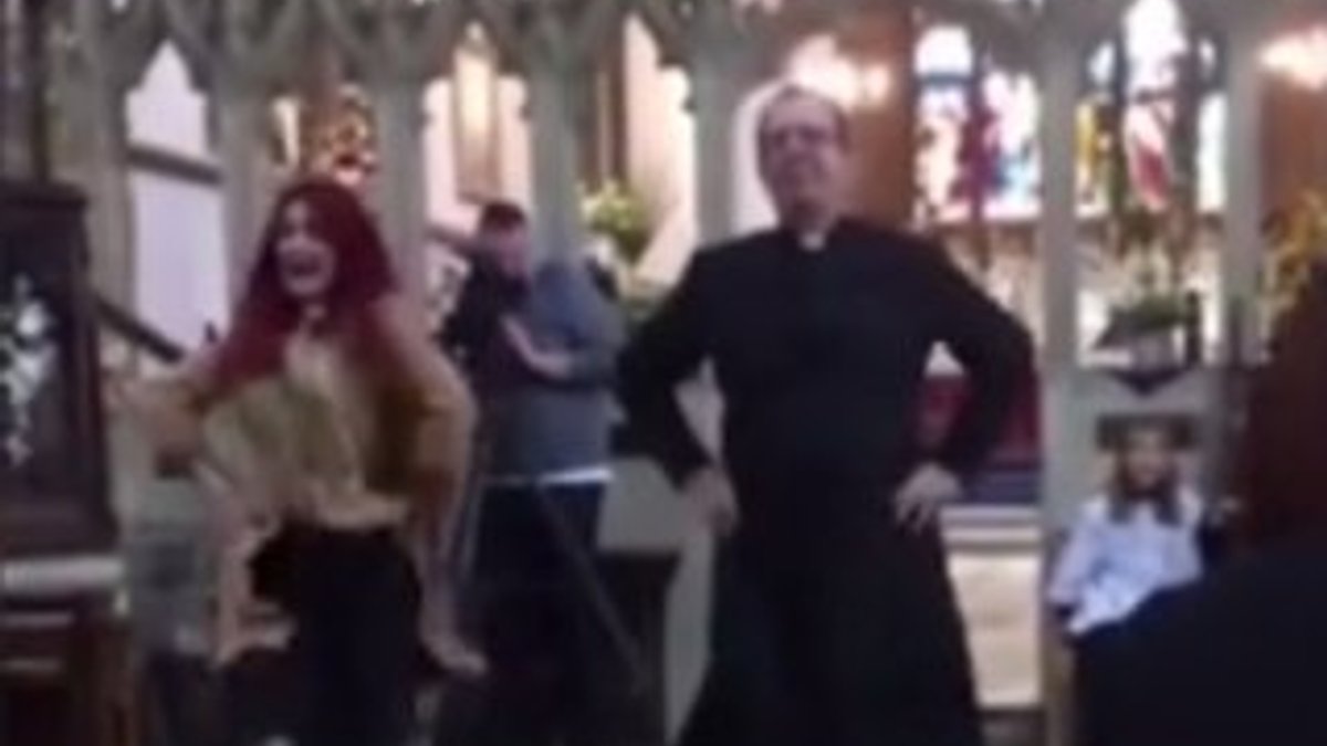Papaz vaaz öncesi dans etti