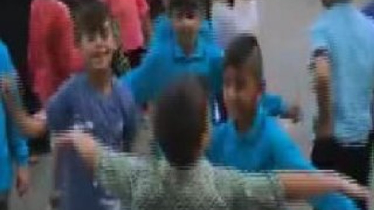 Öğrenciler okulun açılmasını Roman havası ile kutladı