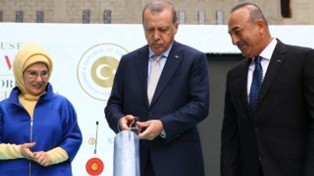Cumhurbaşkanı Türk Evi Binası'nın temeline imzasını attı