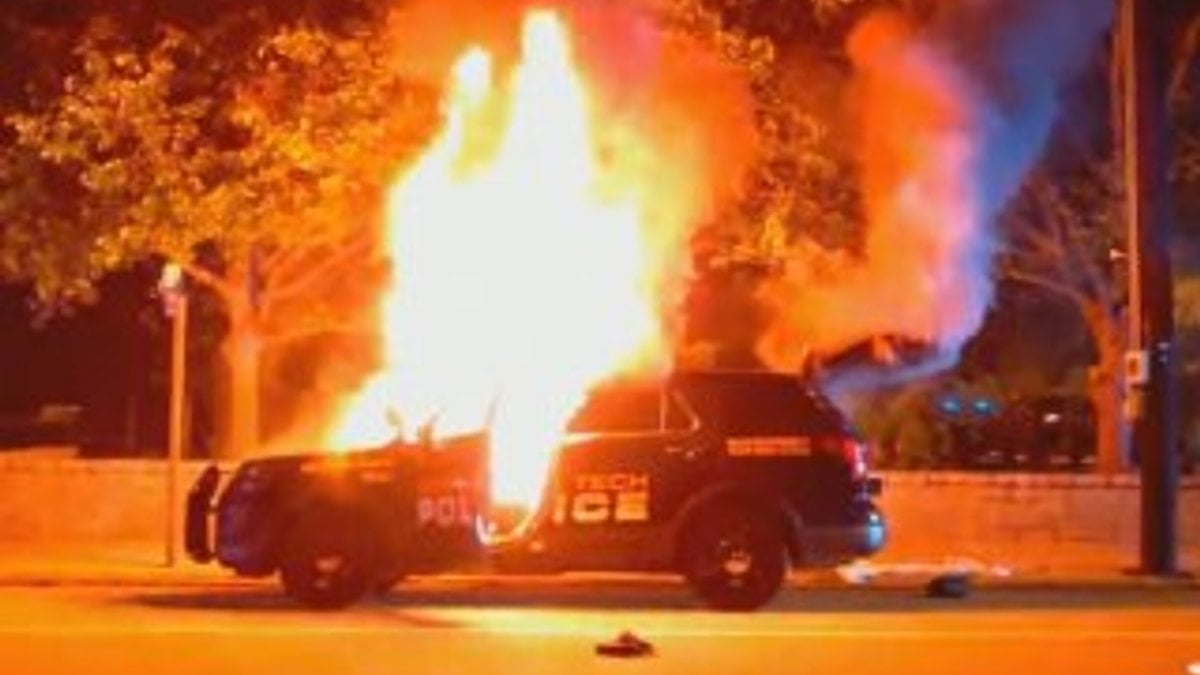ABD'de polis aracını yaktılar