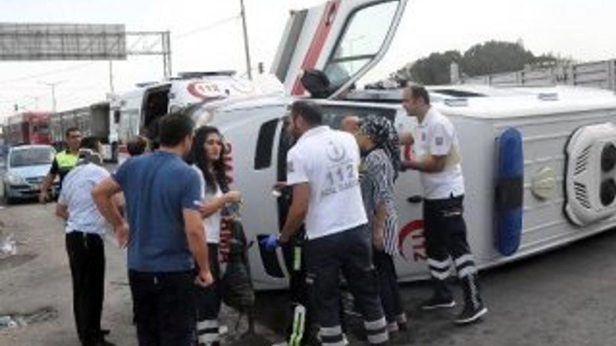 Hasta taşıyan ambulans kaza yaptı: 4 yaralı