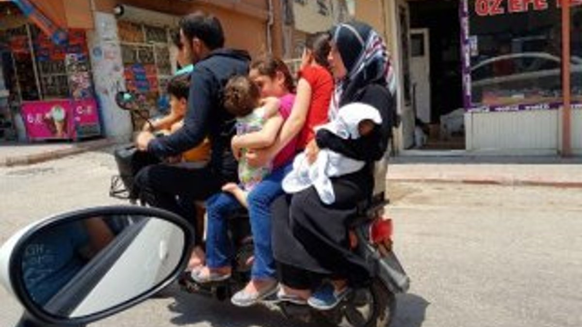 Suriyeli aile bir elektrikli bisiklete 8 kişi bindi