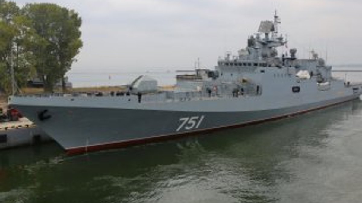 Rus savaş gemisi Deyrizor'dan döndü