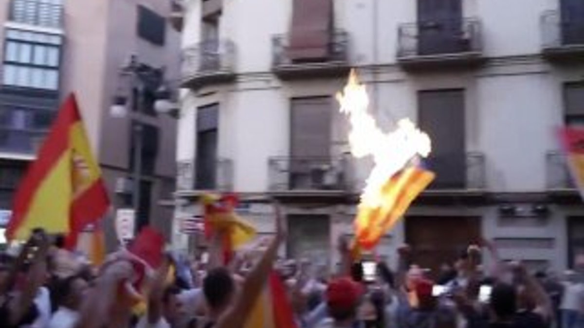 İspanyollar Katalan bayrakları yaktı