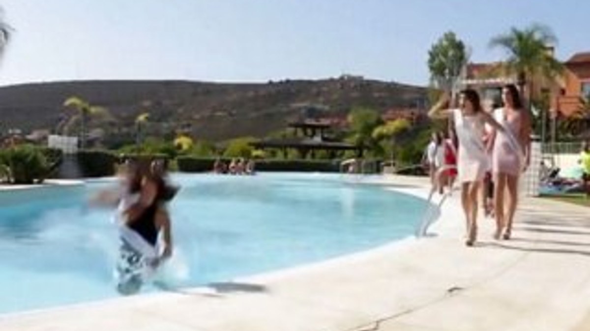 İspanya Güzellik Yarışması'nda manken havuza düştü