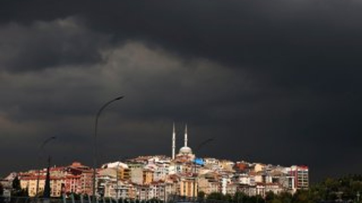 İstanbul'u siyah bulutlar kapladı