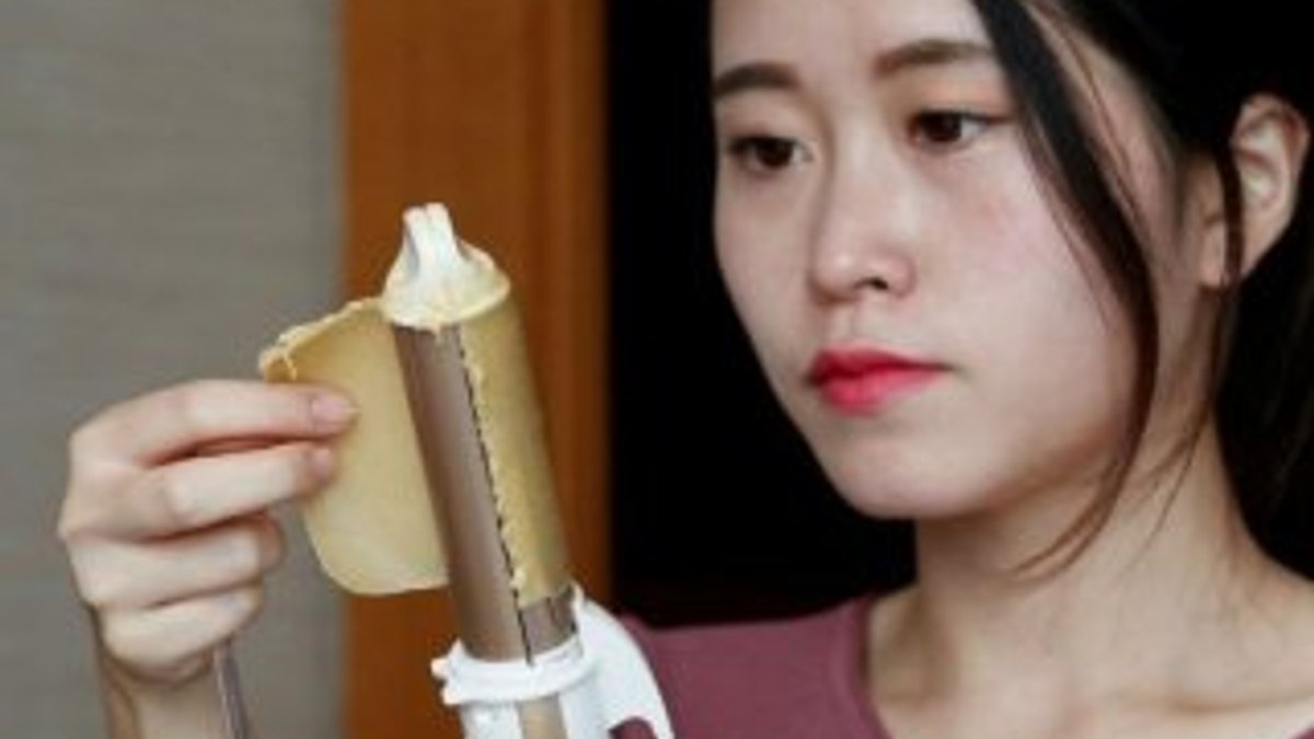 Ofis ortamında yemek yapan Çinli kadın